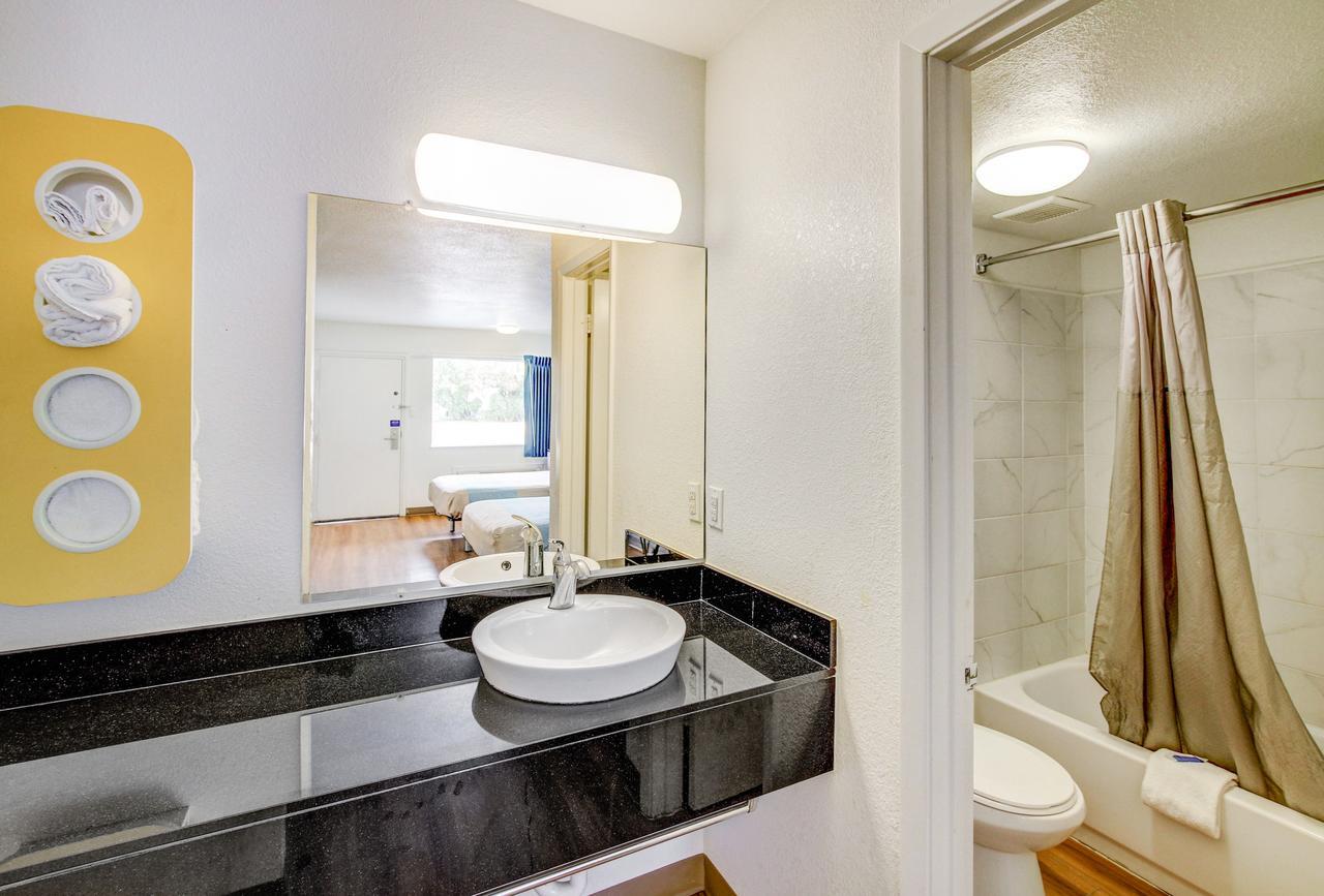 Motel 6 Waco - Lacy Lakeview Bellmead Екстер'єр фото