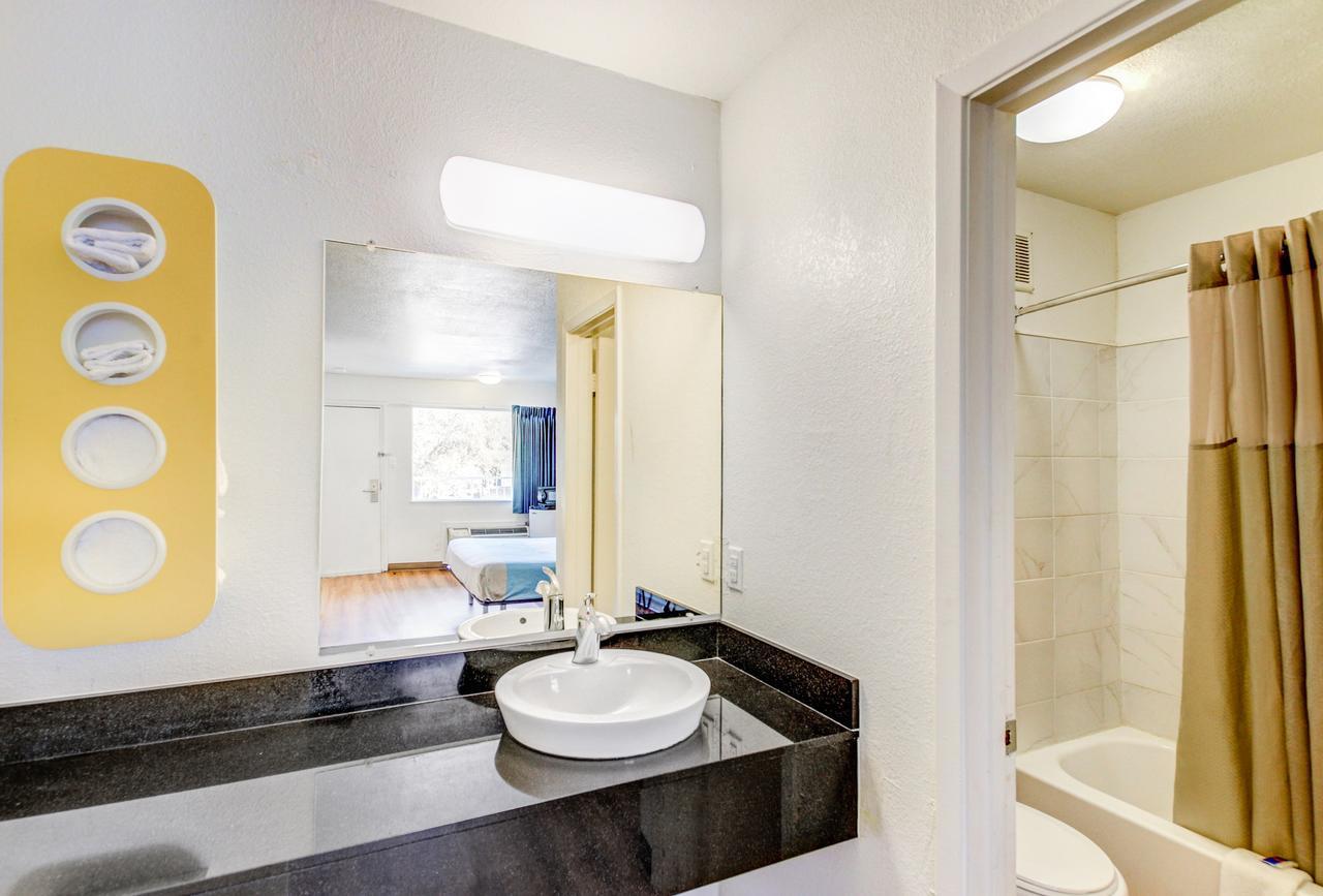 Motel 6 Waco - Lacy Lakeview Bellmead Екстер'єр фото
